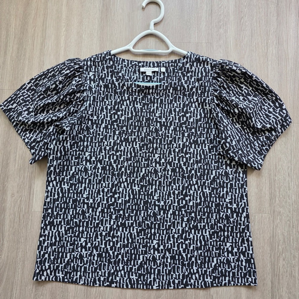 Chico's Black White Geometric Abstract Puff Short Sleeve Top Blouse Size 1 US 8